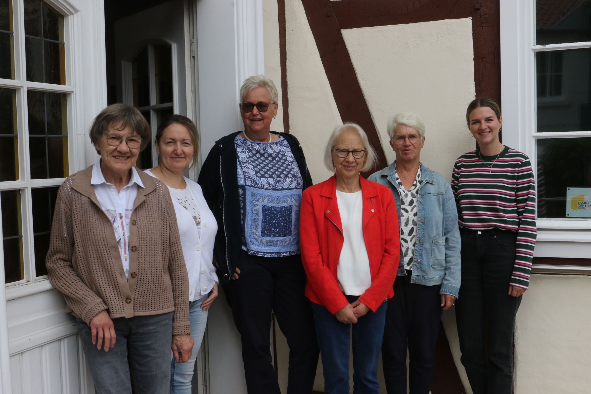Laden ein zur Teilnahme am Seniorenbesuchsdienst in Herzebrock-Clarholz: Walburga Falkenreck (Vorsitzende Seniorenbeirat), Suriye Gün (Leitung Kreisfamilienzentrum), Birgit Grünberg (Ehrenamtliche), Ingeborg Kunstmann (Ehrenamtliche) Ingrid Schäfer (Ehrenamtliche) und Madeleine Schwichtenhövel (DRK Gütersloh) (von links). 