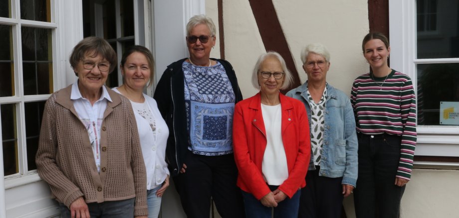Laden ein zur Teilnahme am Seniorenbesuchsdienst in Herzebrock-Clarholz: Walburga Falkenreck (Vorsitzende Seniorenbeirat), Suriye Gün (Leitung Kreisfamilienzentrum), Birgit Grünberg (Ehrenamtliche), Ingeborg Kunstmann (Ehrenamtliche) Ingrid Schäfer (Ehrenamtliche) und Madeleine Schwichtenhövel (DRK Gütersloh) (von links).