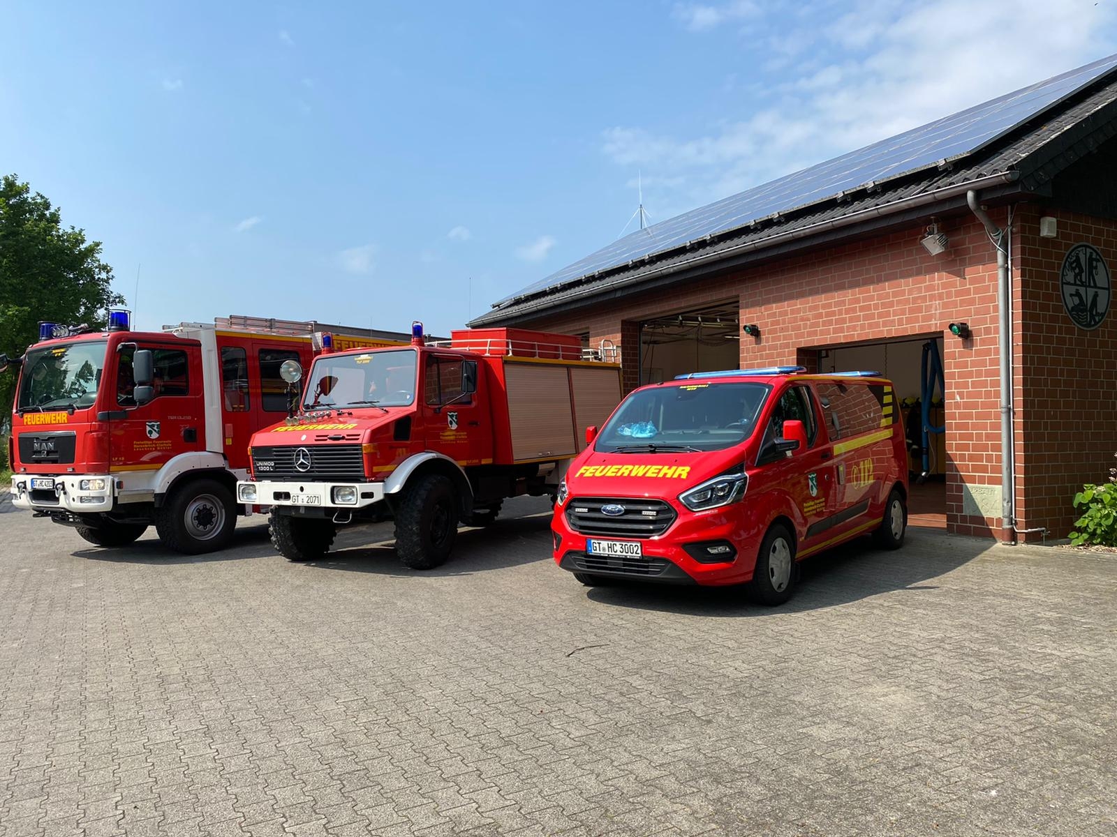 Fahrzeuge des Löschzug Möhler vor deren Gerätehaus