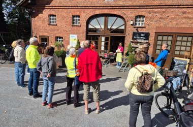 Radgruppe beim Stopp auf dem Hof Kuhre