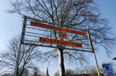 Ortseingangstafeln mit Schrift Herzebrock-Clarholz ist Fairtrade-Town